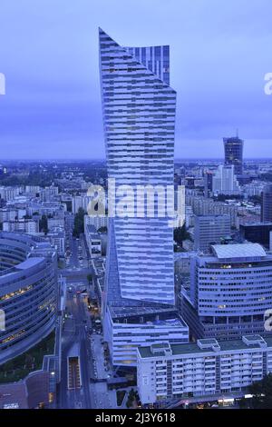 Zlota 44 - gratte-ciel résidentiel moderne conçu par Daniel Libeskind architecte à Varsovie Pologne. Banque D'Images