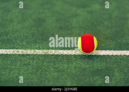 Ballon de tennis jaune rouge sur le court de tennis. Affiche horizontale pour l'éducation et le sport, cartes de vœux, en-têtes, site Web Banque D'Images