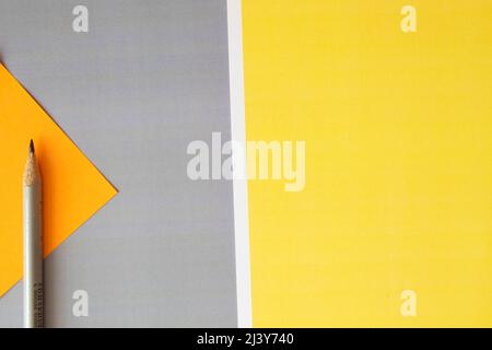 Papier pour recouvrement pastel dans les couleurs tendance jaune et gris pour l'arrière-plan, la bannière, le modèle de présentation. Concept Color 2021. Arrière-plan moderne et créatif Banque D'Images