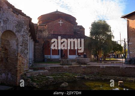 Torcello, Italie - janvier 06 : vue de l'église Santa Fosca à Torcello le 06 janvier 2022 Banque D'Images