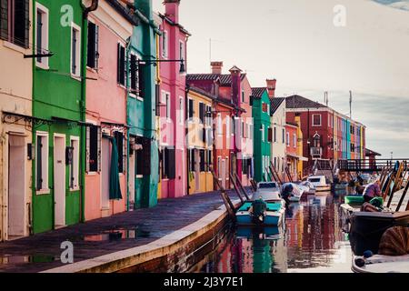 Burano, Italie - janvier 06 : vue sur les maisons colorées de l'île de Burano le 06 janvier 2022 Banque D'Images
