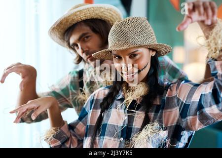 Joyeux Halloween. Photo d'un jeune couple vêtu de costumes d'halloween et jouant à la maison. Banque D'Images
