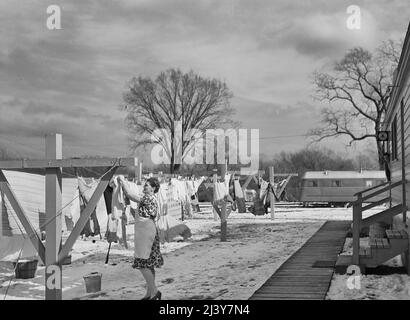 Burlington, Iowa. Unité acres, camp de remorques de la FSA (Farm Security Administration). Accrocher des vêtements à l'extérieur de l'immeuble de services publics pour les travailleurs à l'usine d'ordnance de Burlington, février 1942 Banque D'Images