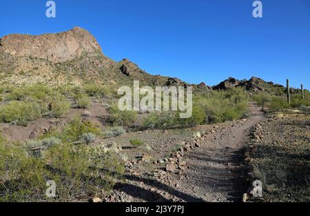 Sentier avec vue sur le coucher du soleil - Parc national de Picacho Peak, Arizona Banque D'Images