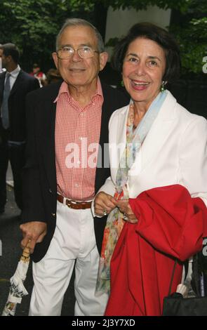 Donald Newhouse et son épouse Susan Marley Newhouse au public Theatre's Summer Benefit et performance nocturne d'ouverture de 'much ADO About Nothing' au Delacorte Theatre de Central Park à New York le 13 juillet 2004. Crédit photo : Henry McGee/MediaPunch Banque D'Images