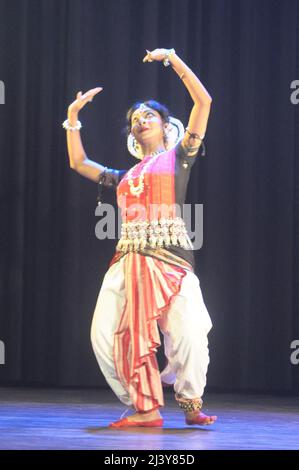 10 avril 2022, Kolkata, Bengale-Occidental, Inde: Le récital de danse Yugmaanda Pallavi par groupe de danseurs, Guru Bramha a été une invocation à dieu de trinité et a été exécutée par Rajib Bhattacharyya et toute son équipe. (Credit image: © Anubrata Mondal/Pacific Press via ZUMA Press Wire) Banque D'Images