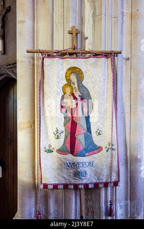 Bannière typique de l'Union des mères à la tapisserie sur poteau à l'église Sainte-Marie-la-Vierge, Wiveton, un petit village du nord de Norfolk, East Anglia, Angleterre Banque D'Images