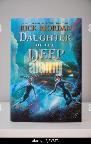 Calgary (Alberta) - le 9 avril 2022 : fille du roman pour enfants profonds écrit par Rick Riordan. Calgary (Alberta) - le 9 avril 2022 : fille du roman pour enfants profonds écrit par Rick Riordan.