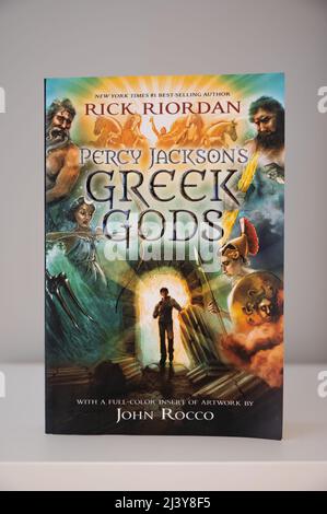 Calgary (Alberta) - le 9 avril 2022 : Percy Jackson, roman pour enfants Greek Gods écrit par Rick Riordan. Banque D'Images