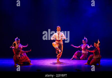 10 avril 2022, Kolkata, Bengale occidental, Inde: Le récital de danse par groupe de danseurs, Guru Bramha a été une invocation à dieu de trinité et a été exécutée par Rajib Bhattacharyya et toute son équipe. (Credit image: © Anubrata Mondal/Pacific Press via ZUMA Press Wire) Banque D'Images