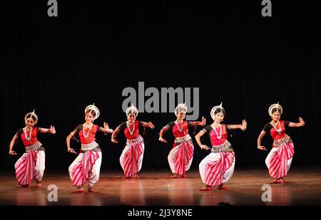 10 avril 2022, Kolkata, Bengale-Occidental, Inde: Le récital de danse Yugmaanda Pallavi par groupe de danseurs, Guru Bramha a été une invocation à dieu de trinité et a été exécutée par Rajib Bhattacharyya et toute son équipe. (Credit image: © Anubrata Mondal/Pacific Press via ZUMA Press Wire) Banque D'Images