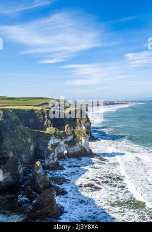 Célèbres rochers blancs sur la côte de Portrush Irlande du Nord en une journée ensoleillée. Banque D'Images