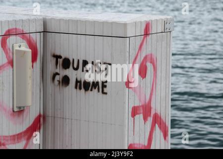 « Tourist Go Home » grafiti peint sur le front de mer, Copenhague, Danemark, 23 septembre 2018. Banque D'Images