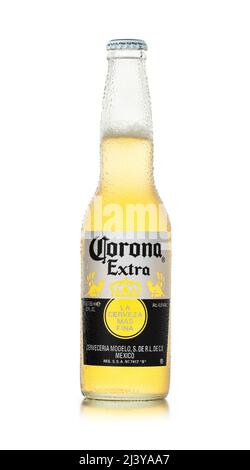 CHISINAU, MOLDOVA - 9 avril 2022 : bouteille de bière Corona Extra isolée sur blanc. Corona Extra est produit au Mexique et exporté vers tous les autres pays Banque D'Images