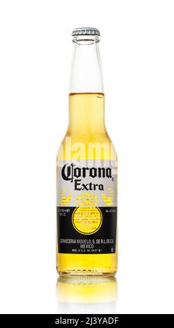 CHISINAU, MOLDOVA - 9 avril 2022 : bouteille de bière Corona Extra isolée sur blanc. Corona Extra est produit au Mexique et exporté vers tous les autres pays Banque D'Images