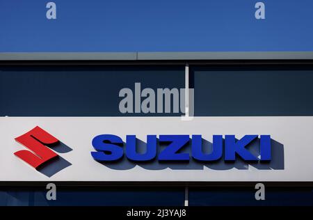 Minsk, Bélarus, avril 2022 - signe Suzuki. Suzuki Motor Corporation est une société multinationale japonaise Banque D'Images