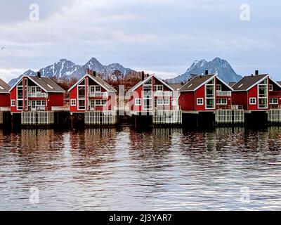 Chalets de Rorbu à Svolvaer, îles Lofoten, Norvège, avec des montagnes d'arrière-plan Banque D'Images