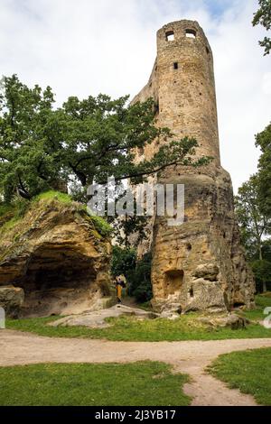 Le château de rocher de Hrad Valecov est en ruine près de la ville de Mnichovo Hradiste, Cesky Raj, le paradis de la Bohême, République tchèque Banque D'Images