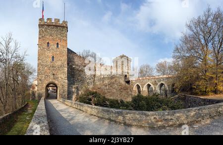 Château de Bitov, Moravie du Sud, République Tchèque, le château de Bitov est sur une colline au-dessus du barrage de Vranov près de la ville de Vranov nad Dyji et de la ville de Znojmo, gothique et renaissanc Banque D'Images