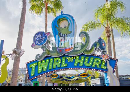 ORLANDO, États-Unis - 07 2022 MARS : panneau pour le trajet de Twirl N Hurl à Universal Studios Banque D'Images