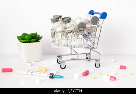 Panier plein de divers médicaments ou pilules pharmaceutiques. Un chariot d'épicerie plein de pilules médicales et d'équipement de protection contre les virus. Concept de pharmacie Banque D'Images