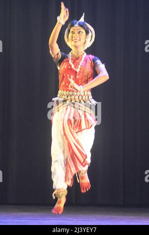 10 avril 2022, Kolkata, Bengale-Occidental, Inde: Le récital de danse Yugmaanda Pallavi par groupe de danseurs, Guru Bramha a été une invocation à dieu de trinité et a été exécutée par Rajib Bhattacharyya et toute son équipe. (Credit image: © Anubrata Mondal/Pacific Press via ZUMA Press Wire) Banque D'Images