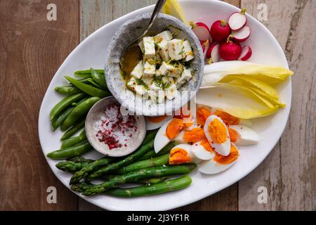 Plat de Pâques avec œufs, asperges, légumes croquants et feta Banque D'Images