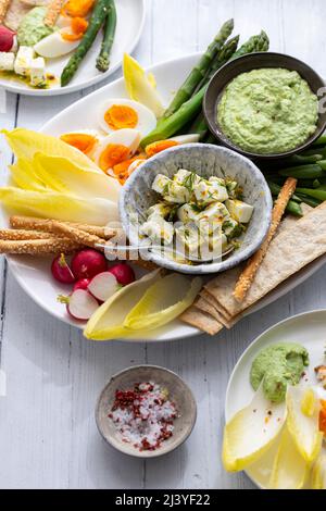 Plat de Pâques avec œufs, asperges, légumes croquants et feta Banque D'Images