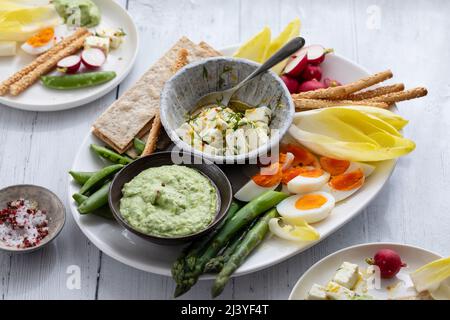 Plat de Pâques avec œufs, asperges, légumes croquants et feta Banque D'Images