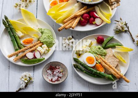 Plat de Pâques avec œufs, asperges, légumes croquants et feta Banque D'Images