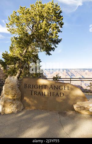 Panneau de la table en pierre du sentier de randonnée Bright Angel point au plateau sud du Grand Canyon, dans le parc national américain de l'Arizona Banque D'Images