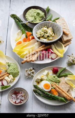 Plat de Pâques avec œufs, asperges, légumes croquants et feta Banque D'Images