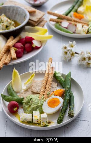 Plat de Pâques avec œufs, asperges, légumes croquants et feta Banque D'Images