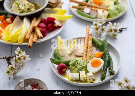 Plat de Pâques avec œufs, asperges, légumes croquants et feta Banque D'Images