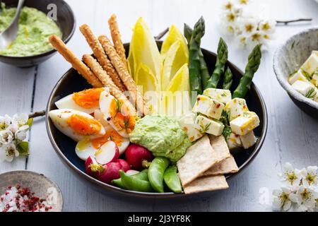 Plat de Pâques avec œufs, asperges, légumes croquants et feta Banque D'Images