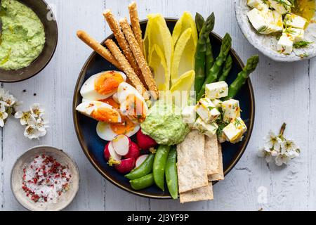 Plat de Pâques avec œufs, asperges, légumes croquants et feta Banque D'Images