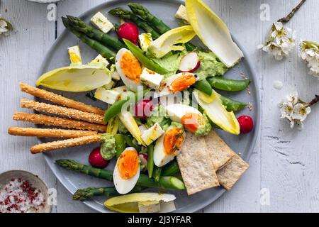 Salade de Pâques avec œufs, asperges, légumes croquants et feta Banque D'Images