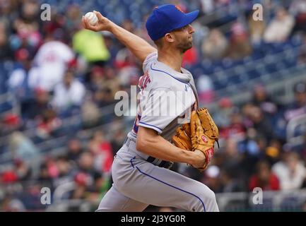 Washington, États-Unis. 10th avril 2022. WASHINGTON, DC - AVRIL 10 : le pichet de secours des New York mets Chasen Shreve (43) sur la plaie lors d'un match MLB entre les nationaux de Washington et les mets de New York, le 10 avril 2022, à Nationals Park, à Washington, CC. (Photo de Tony Quinn/SipaUSA) crédit: SIPA USA/Alay Live News Banque D'Images