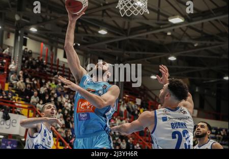 Naples, Vampania, Italie. 9th avril 2022. Trop d'erreurs sur les jetés libres, évier Gevi Napoli basket qui perd avec Germani Brescia pour 68-70.Un pourcentage très faible de jetés gratuits condamne Gevi Napoli basket à la défaite contre une Brescia Germani qui a joué son jeu. En outre, dans la finale 18 secondes à partir de la fin, sur le score de 68-69 McDuffie a le tir de victoire qui, cependant, est imprimé sur le fer, Marini le prend en arrière et monte au panier, mais souffre d'une faute évidente, non détecté par les arbitres et ne réalise pas le panier et malgré les demandes insistantes de la magistrature et de Banque D'Images