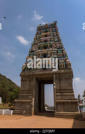 Gopuram (tour d'entrée) à l'entrée du temple de Marudhamalai, temple de style indien du Sud à flanc de colline datant de 12th ans, Coimbatore, Tamil Nadu, Inde Banque D'Images