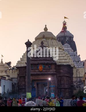 Dévotés à l'entrée du dôme principal du temple de Jagannath, dédié à Jagannath ou Seigneur Vishnu dans la ville côtière de Puri, Odisha, Inde. Banque D'Images