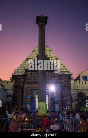 Dévotés à l'entrée du dôme principal du temple de Jagannath, dédié à Jagannath ou Seigneur Vishnu dans la ville côtière de Puri, Odisha, Inde. Banque D'Images