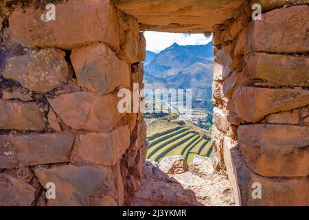 Fenêtre montrant la pierre et les terrasses agricoles à Pisac Q'Allaqasa (Citadelle) secteur de la forteresse Inca de Pisac ruines antiques, Pérou Vallée sacrée. Banque D'Images