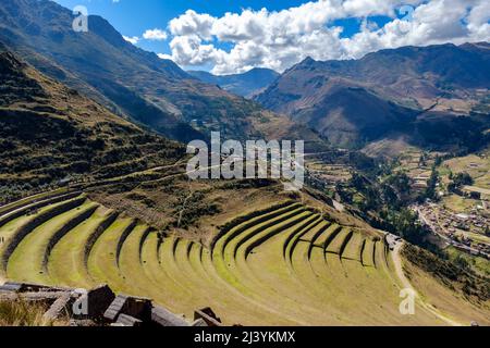 Terrasses agricoles (andenes) à Qantas Raqay secteur des ruines de Pisac près de la ville de Pisac, Vallée Sacrée, Pérou. Banque D'Images