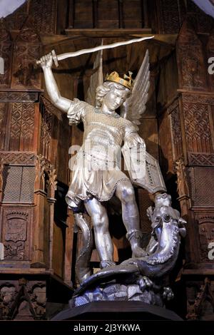 Statue de la statue de Saint-Michel qui claque le dragon à l'église Saint-Pierre du Mont-Saint-Michel (Mont Saint-Michel) en Normandie, en France Banque D'Images