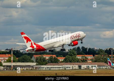 Berlin, Allemagne - le 01 juillet 2018 : Boeing 767-3Q8 d'Air Canada Rouge en vol à l'aéroport de Tegel Banque D'Images