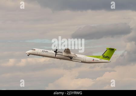 Berlin, Allemagne - 15 septembre 2018 : avion Air Baltic de Havilland Canada Dash 8-400 volant dans le ciel, aéroport de Tegel Banque D'Images