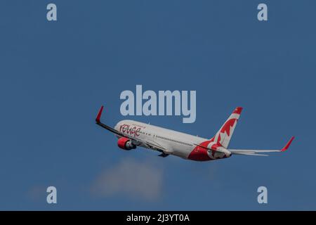 Berlin, Allemagne - le 15 juillet 2018 : Boeing 767-33A d'Air Canada Rouge qui vole dans le ciel, à l'aéroport de Tegel Banque D'Images