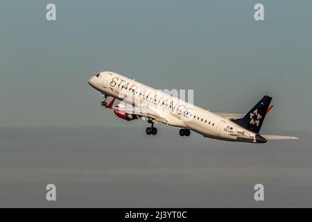 Berlin, Allemagne - 15 septembre 2018 : Austrian Airlines - Star Aliance Livery Embraer E195LR avion volant dans le ciel, aéroport de Tegel Banque D'Images