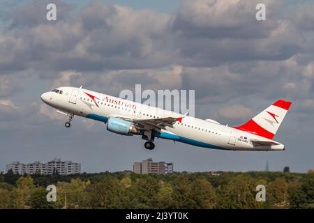 Berlin, Allemagne - 15 septembre 2018 : Airbus A320 d'Austrian Airlines en dehors de l'aéroport de Tegel Banque D'Images